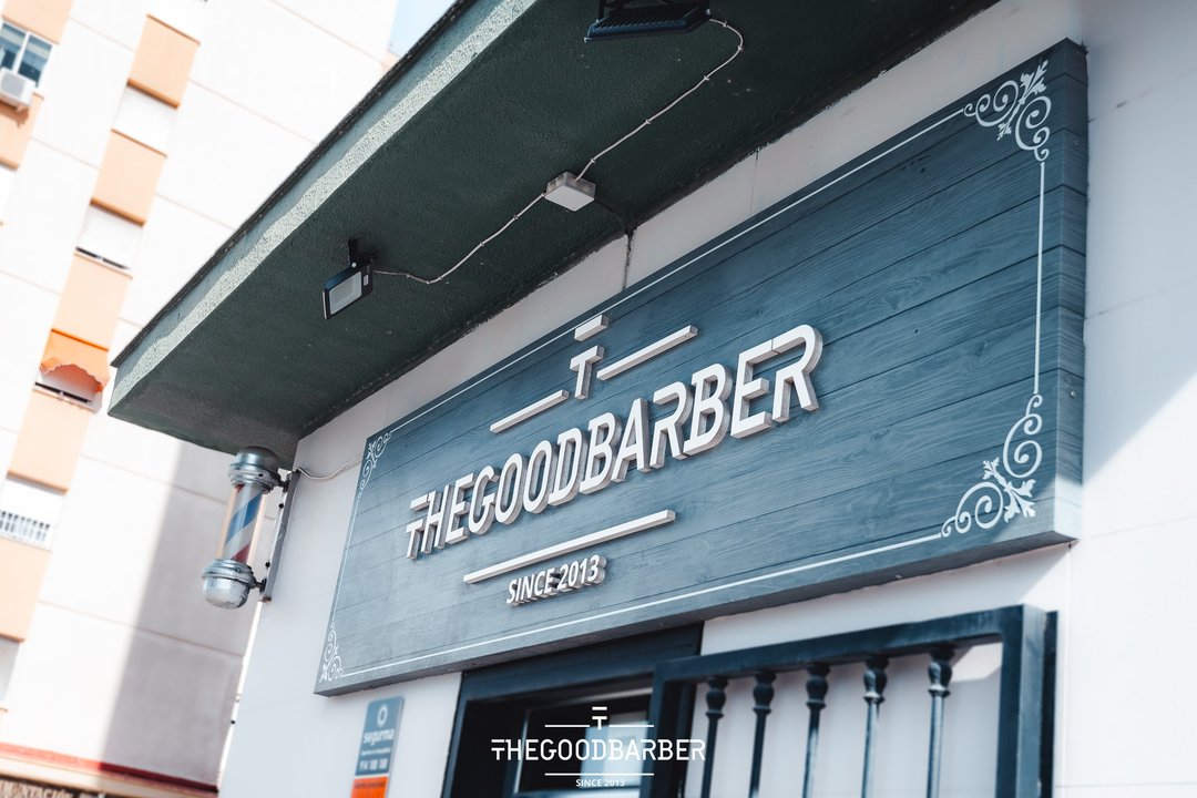 Rótulo de madera de The Good Barber en la fachada del local