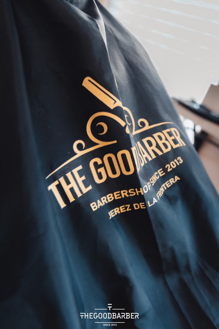 Capa negra con logotipo dorado de The Good Barber