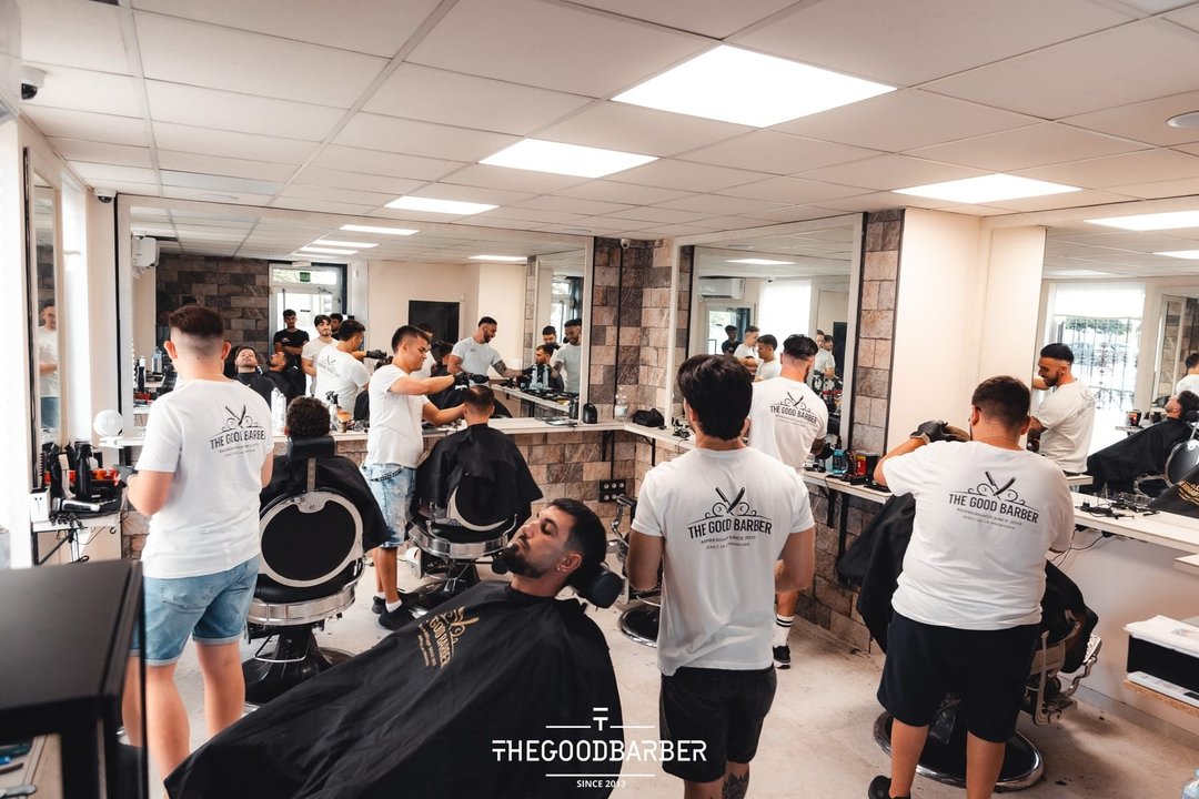 Interior del salón de The Good Barber con varias barberías en activo
