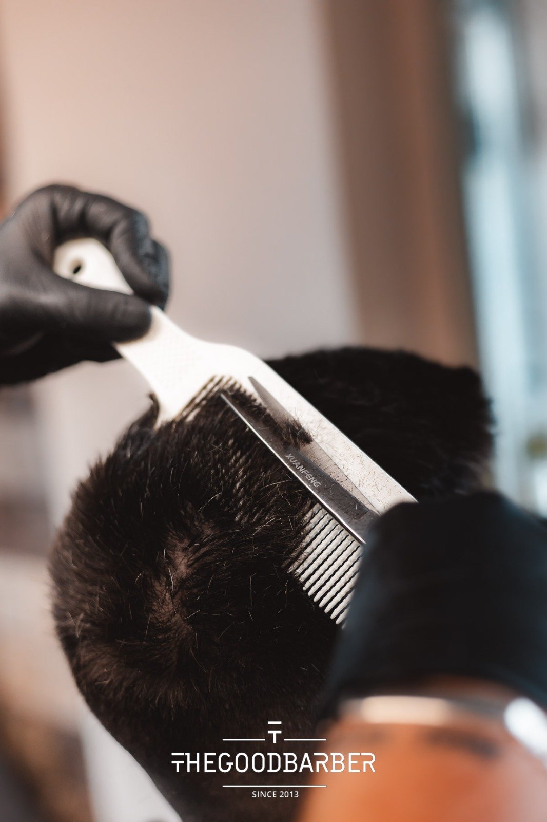 Corte de pelo con tijeras y peine en The Good Barber
